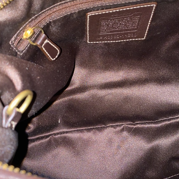 Beautiful Coach shoulder Bag 
EXCELLENT CONDITION 
🤎🤎
Perfect size for everyday - Picture 5 of 8